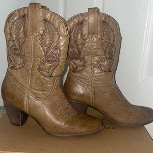 Womens cowboy heeled boot